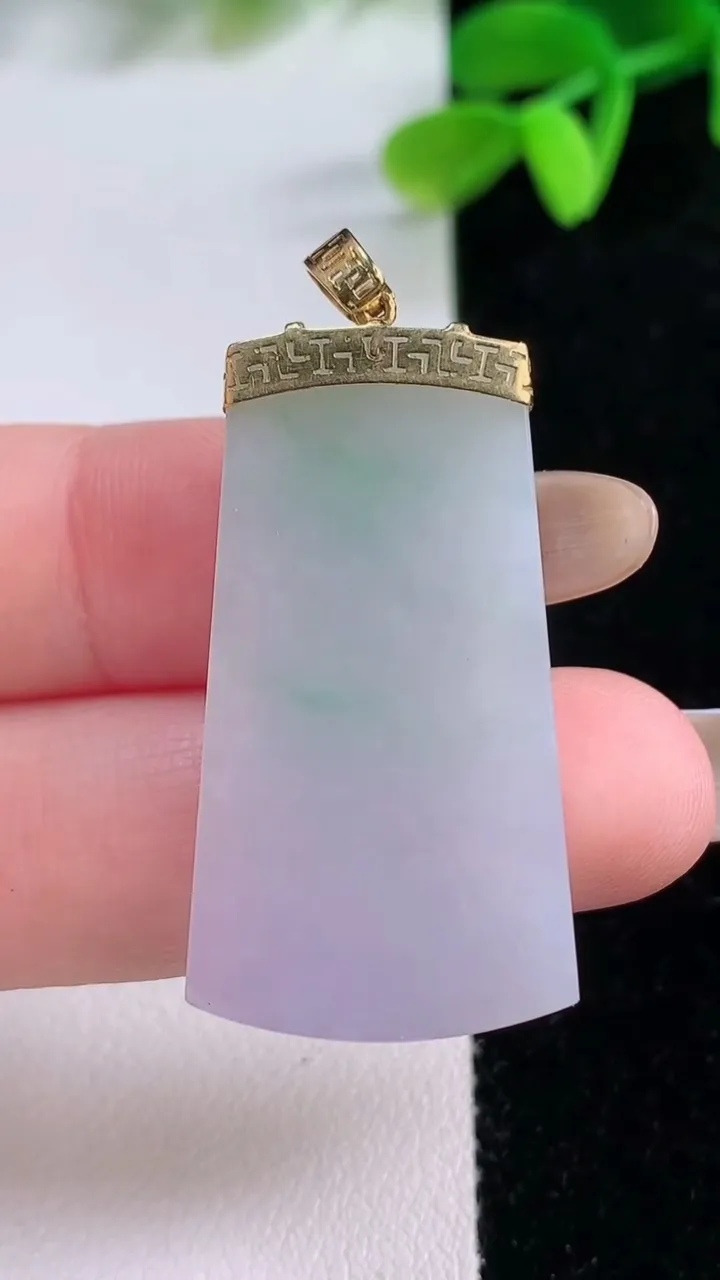 天然A货翡翠18K金春带彩紫罗兰无事牌吊坠，尺寸37-19.8-4，重量:8.64g
11月21日