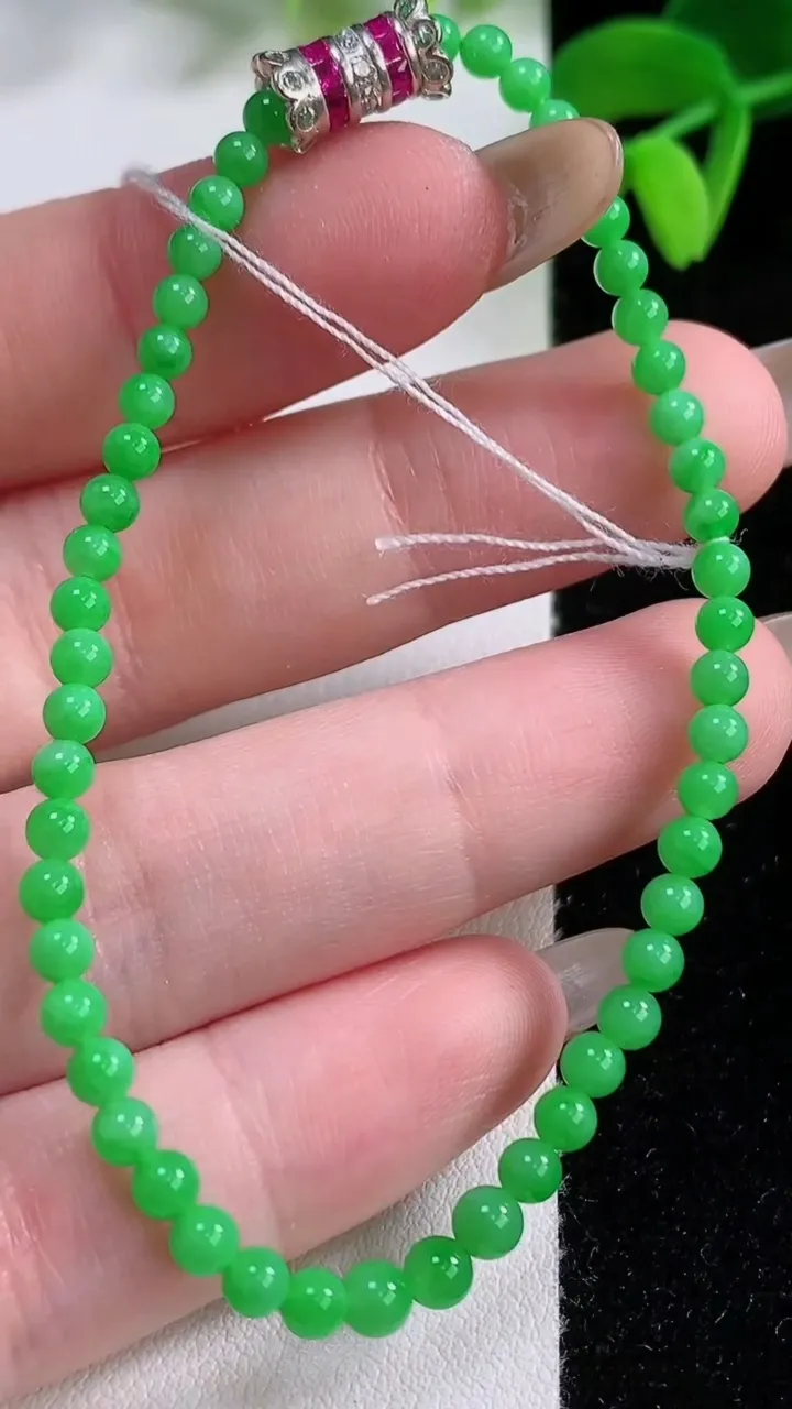 天然A货翡翠小米珠手串，尺寸2.9-51颗，重量:4.30g11月21日
工厂直销收藏佳品,种好水足，色泽均匀，有种有色，上手高大气！