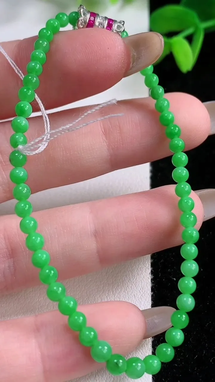 天然A货翡翠小米珠手串，尺寸2.9-51颗，重量:4.30g11月21日
工厂直销收藏佳品,种好水足，色泽均匀，有种有色，上手高大气！