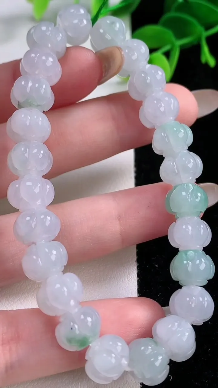 天然A货翡翠莲花手串，尺寸9.6-7.5-24颗，重量:28.73g11月21日
工厂直销收藏佳品,种好水足，色泽均匀，有种有色，上手高大气！