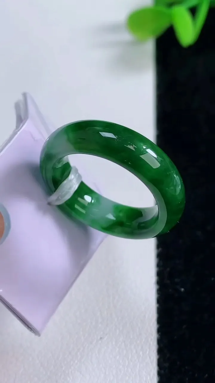 天然A货翡翠指环戒指，尺寸12.6-5.6-3.4，重量:5.64g2025年11月21日
工厂直销收藏佳品,种好水足，色泽均匀，有种有色，上手高大气！