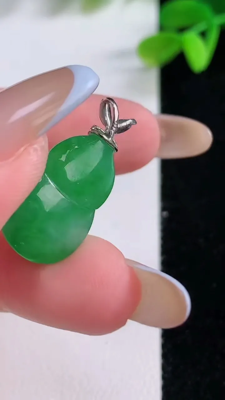 天然A货翡翠葫芦吊坠，尺寸20.3-12.3-8.6，重量:3.80g
11月21日
