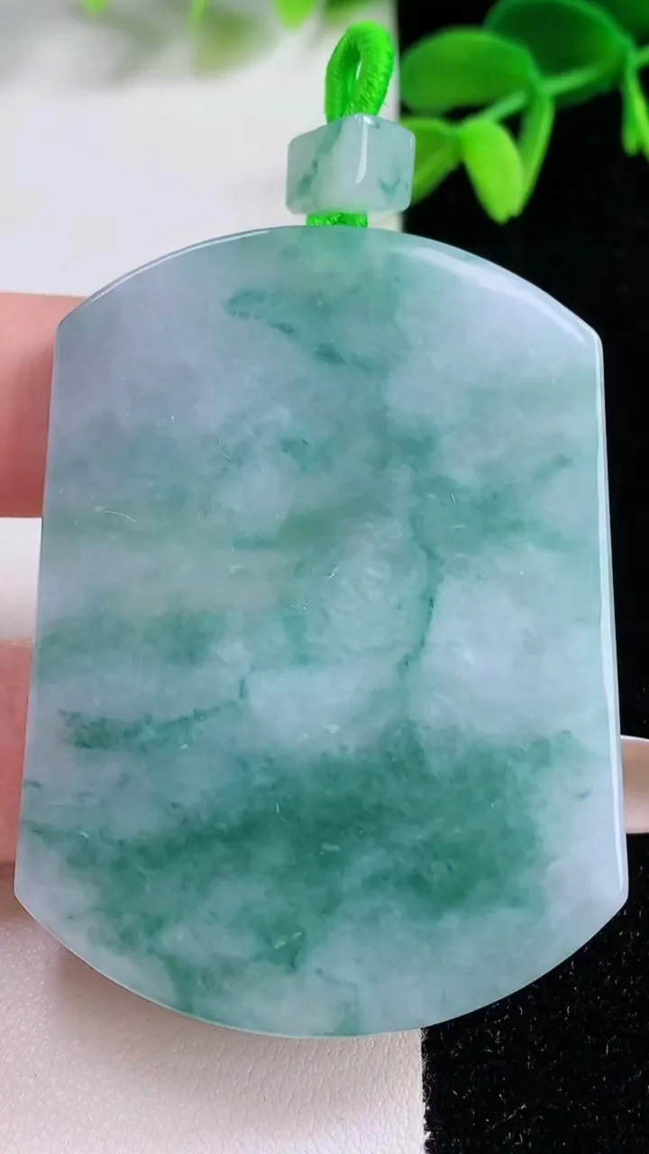 天然A货翡翠飘花无事牌吊坠，尺寸55.8-41.4-6，重量:42.81g
11月21日