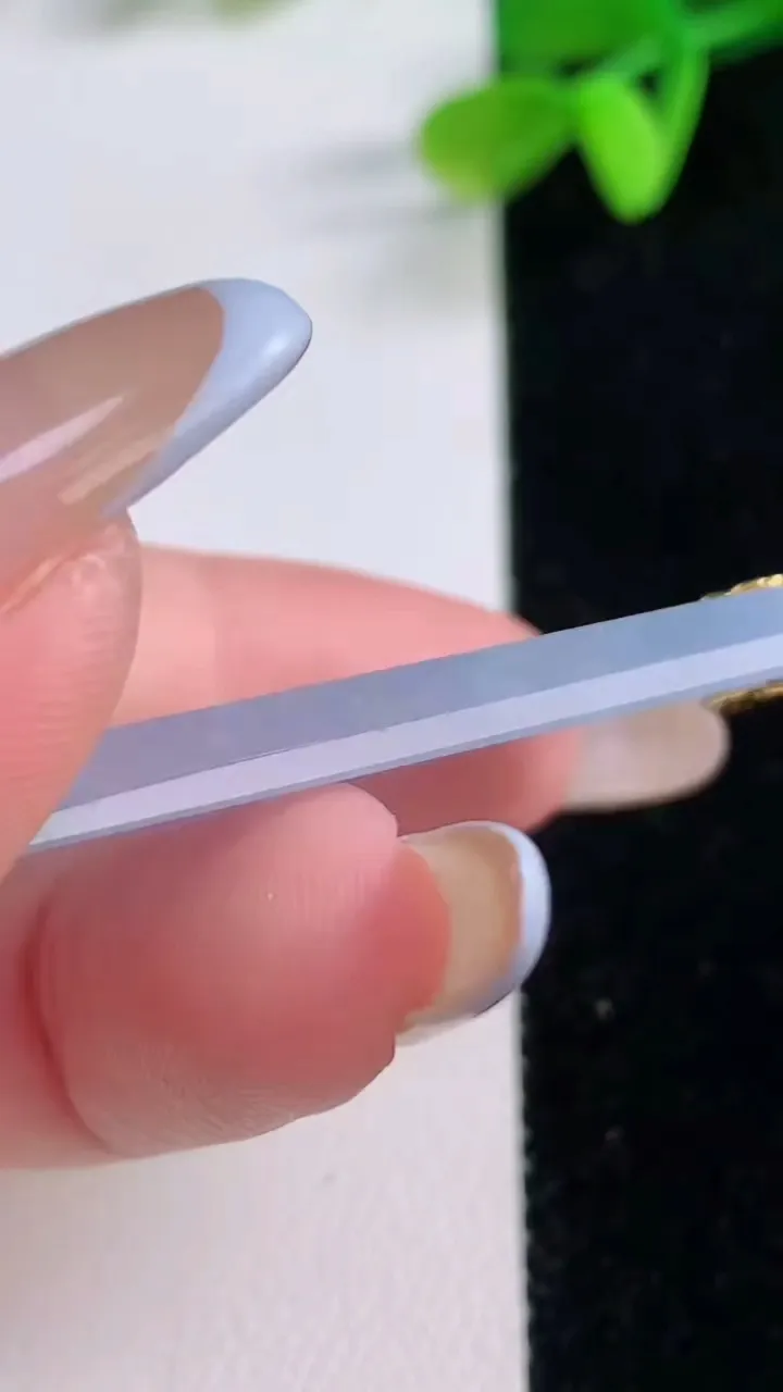 天然A货翡翠18K金紫罗兰无事牌吊坠，尺寸42.2-22.2-4，重量:11.03g
11月21日