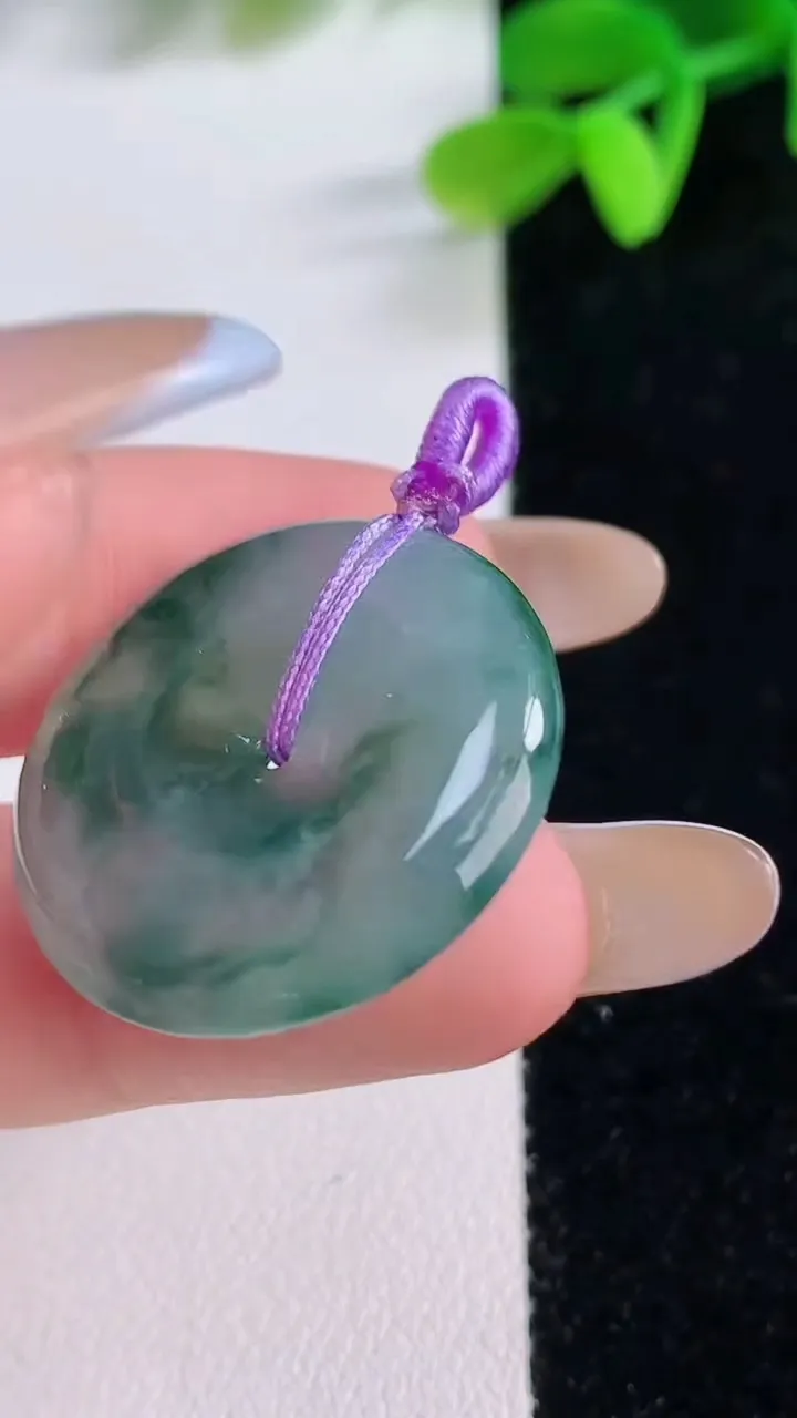 天然A货翡翠冰种飘花平安扣吊坠，尺寸26.5-5.4，重量:8.10g
11月21日