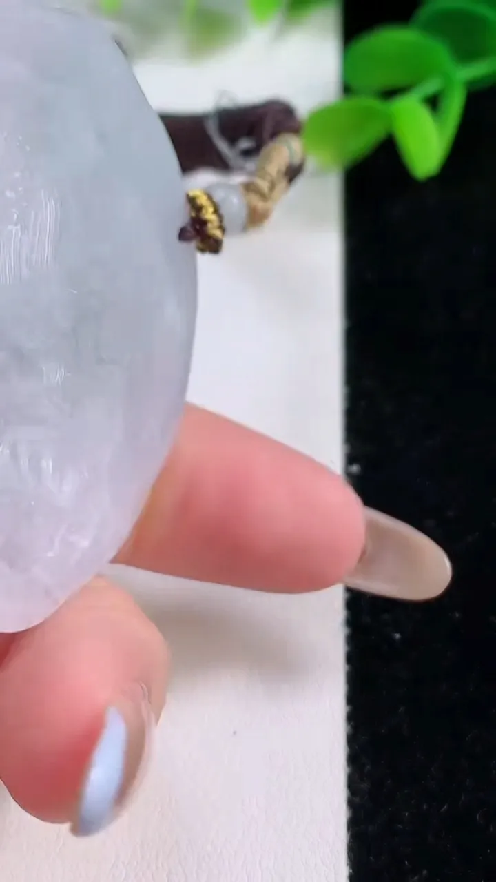 天然A货翡翠冰种飘花龙牌吊坠，尺寸52.4-46.2-11，重量:43.90g
11月21日