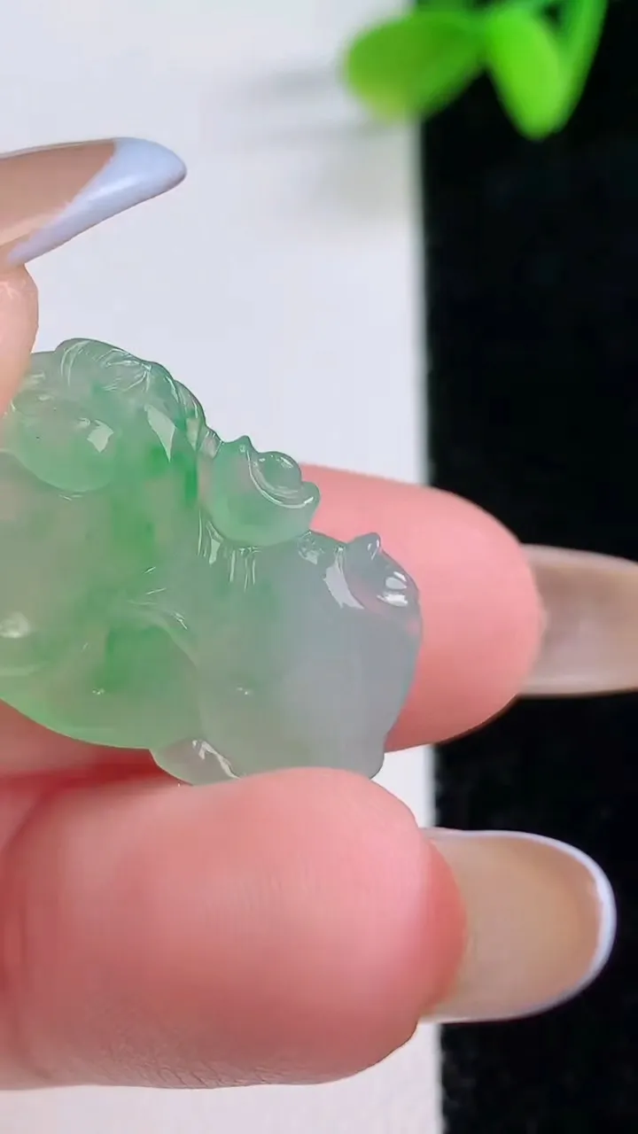 天然A货翡翠生肖马吊坠，尺寸18-25-5，重量:3.69g
11月21日