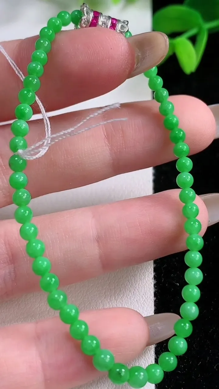 天然A货翡翠小米珠手串，尺寸2.9-51颗，重量:4.30g11月21日
工厂直销收藏佳品,种好水足