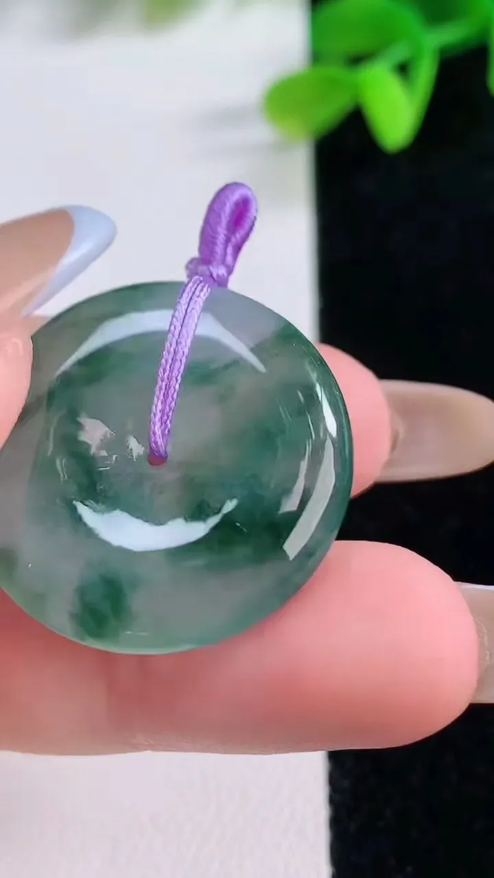 天然A货翡翠冰种飘花平安扣吊坠，尺寸26.5-5.4，重量:8.10g
11月21日