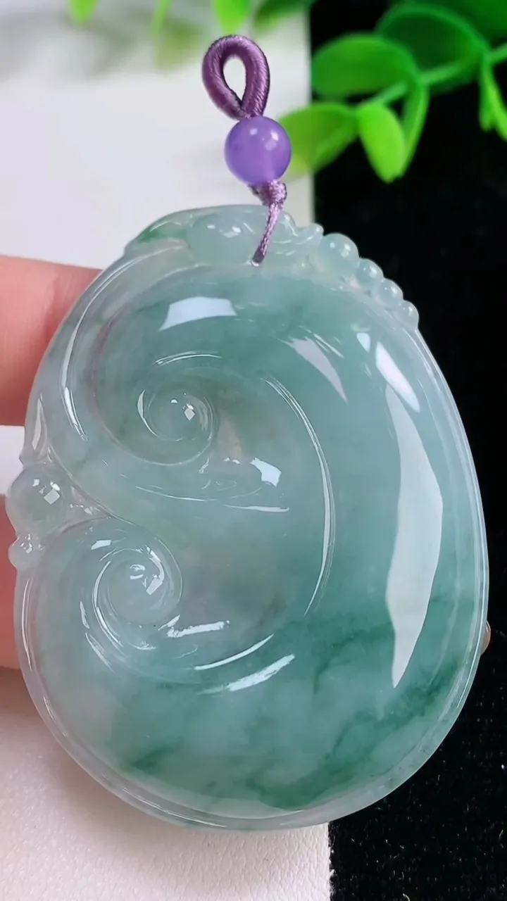 天然A货翡翠飘花如意吊坠，尺寸55.7-45.7-5.8，重量:25.55g
11月21日