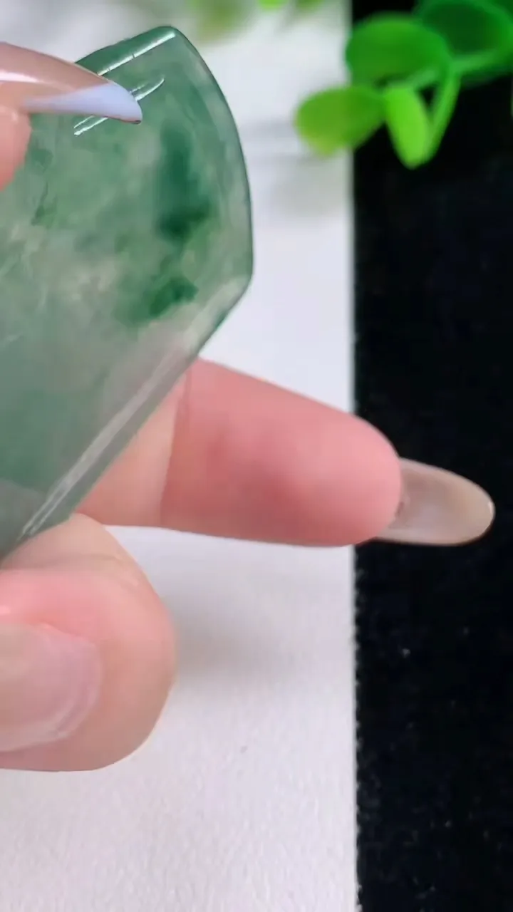 天然A货翡翠山水牌吊坠，尺寸64.7-44-5.7，重量:33.36g
11月21日