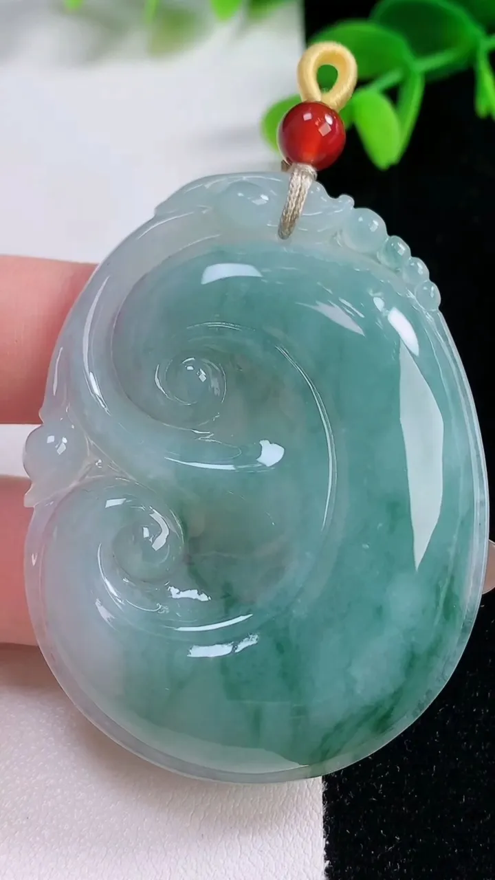 天然A货翡翠飘花如意吊坠，尺寸54.8-42.2-6.3，重量:26.01g
11月21日