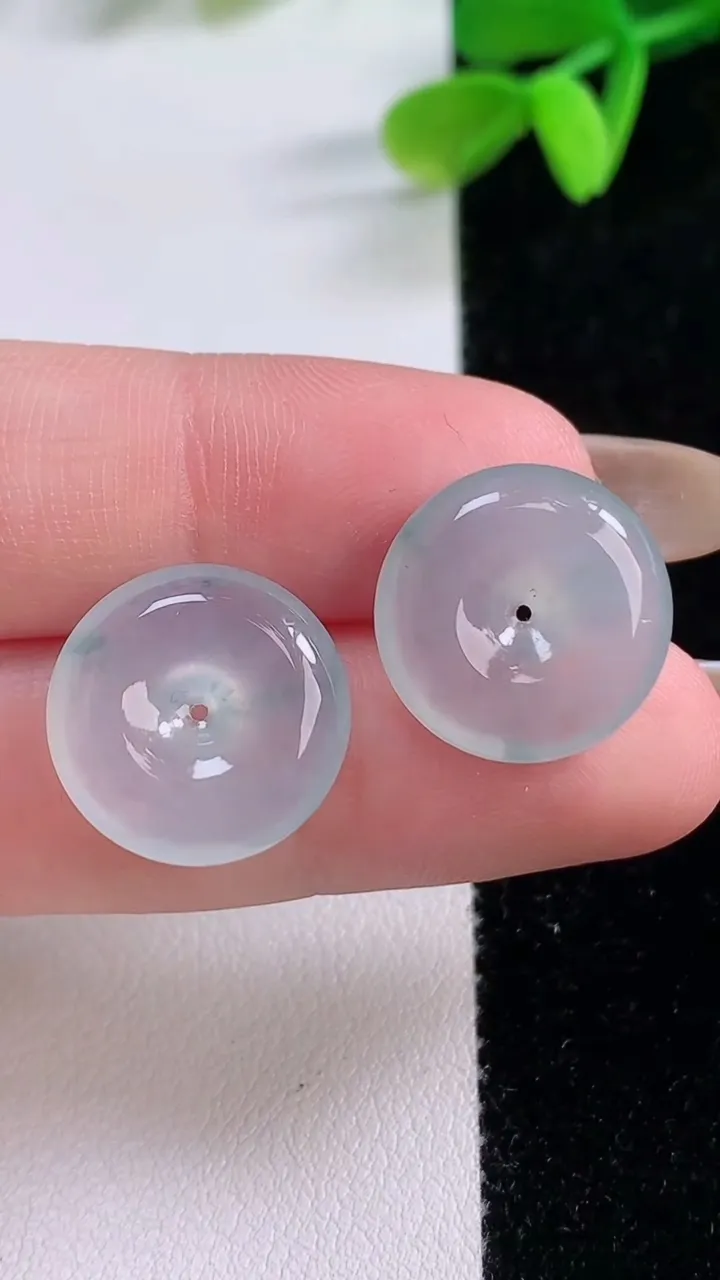 天然A货翡翠冰种飘花平安扣吊坠一对，尺寸15.5-4.8，重量:5.31g
11月21日