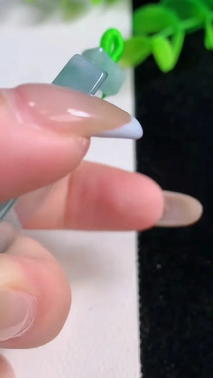 天然A货翡翠飘花无事牌吊坠，尺寸55.8-41.4-6，重量:42.81g
11月21日