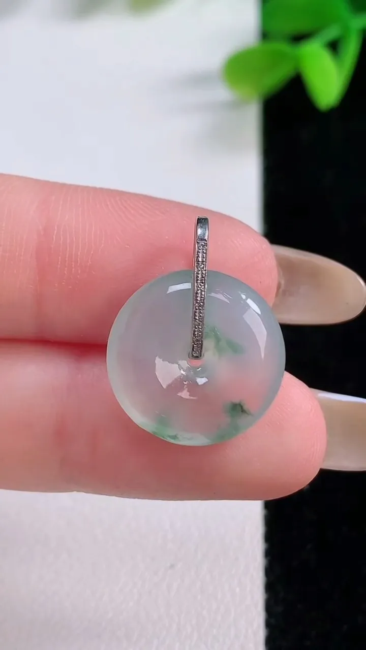 天然A货翡翠种飘花平安扣吊坠，尺寸16-4.6，重量:2.45g
11月21日