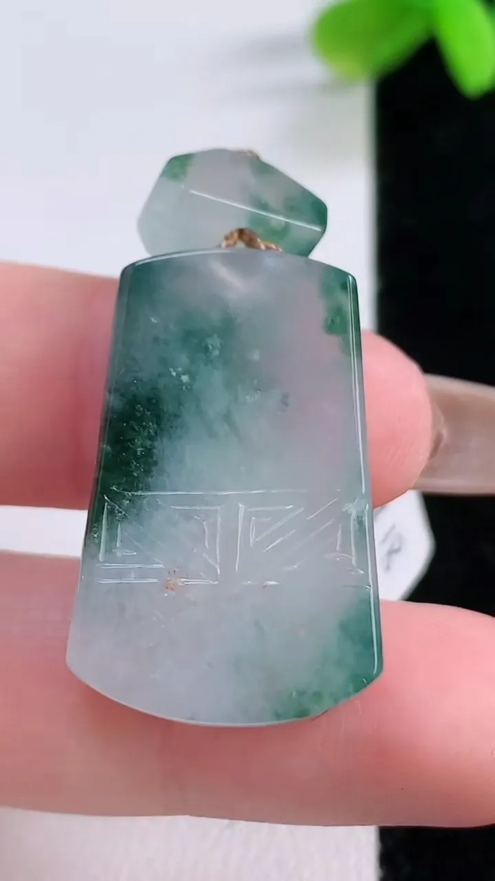 天然A货翡翠冰种飘花仿古无事牌吊坠，尺寸28.2-17.6-5.7，重量:9.35g
11月21日