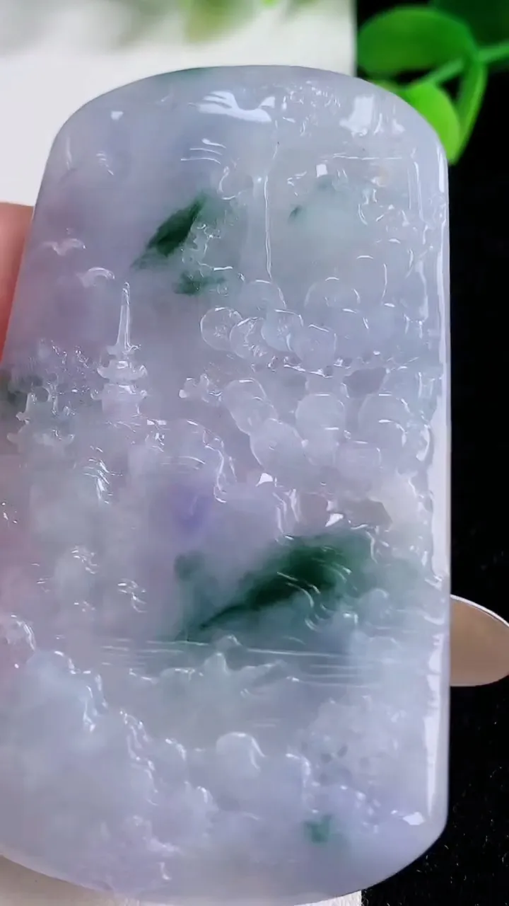 天然A货翡翠牌吊坠，尺寸68-40.6-5，重量:35.97g
11月21日