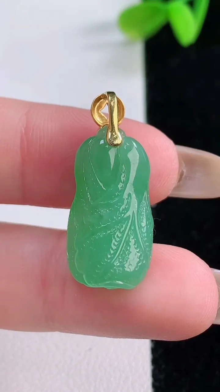 天然A货翡翠白菜吊坠，尺寸21.5-11-6.6，重量:3.64g
11月21日