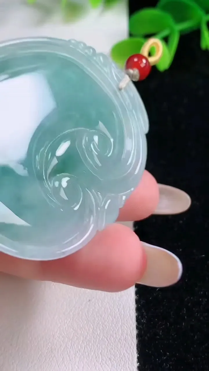 天然A货翡翠飘花如意吊坠，尺寸54.8-42.2-6.3，重量:26.01g
11月21日