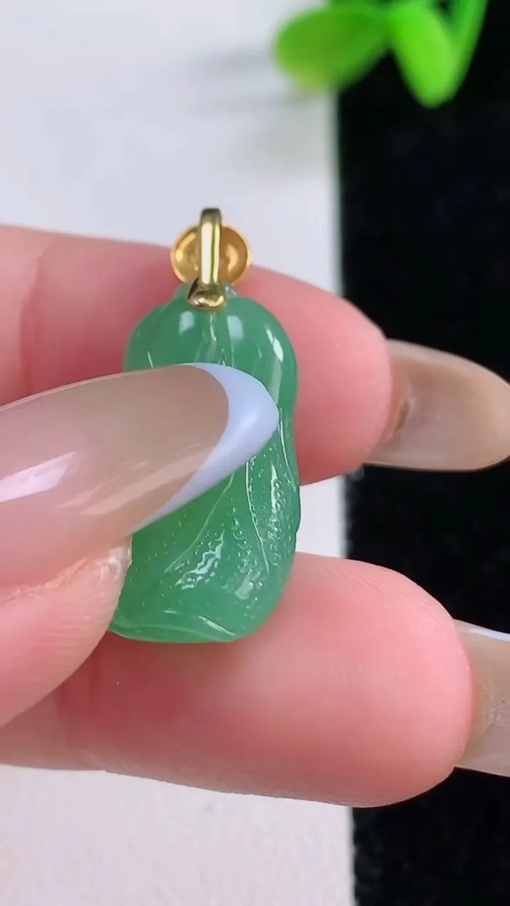 天然A货翡翠白菜吊坠，尺寸21.5-11-6.6，重量:3.64g
11月21日