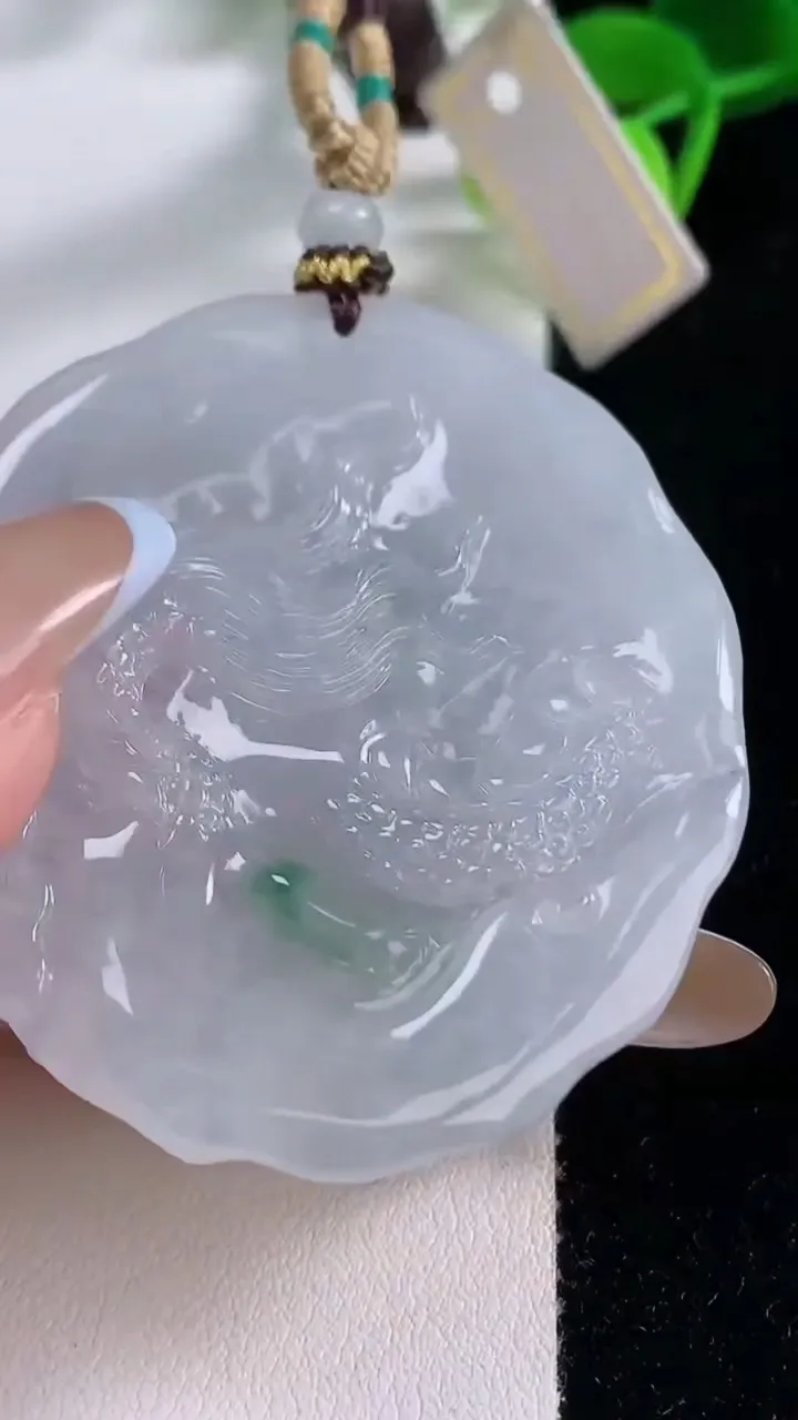 天然A货翡翠冰种飘花龙牌吊坠，尺寸52.4-46.2-11，重量:43.90g
11月21日