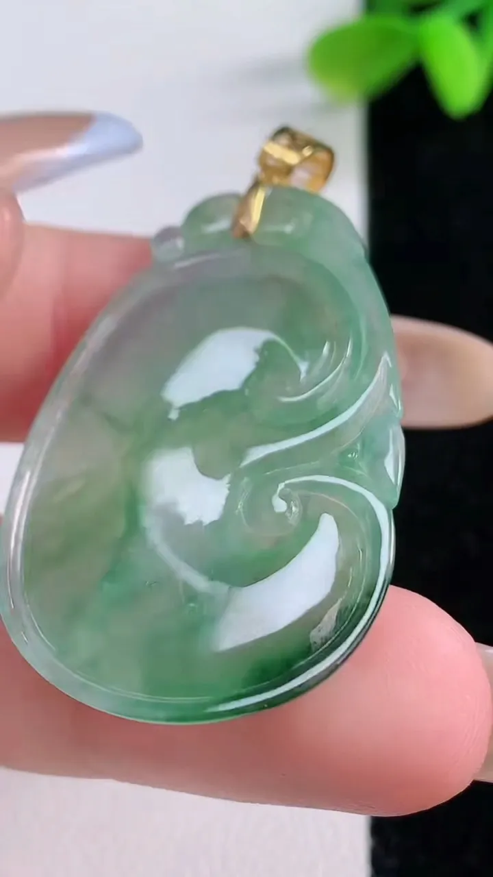 天然A货翡翠如意吊坠，尺寸38.5-24-3，重量:6.09g
11月21日