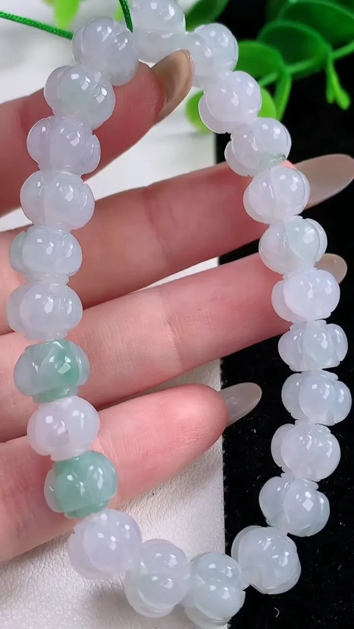 天然A货翡翠莲花手串，尺寸9.6-7.5-24颗，重量:28.73g11月21日
工厂直销收藏佳品,种好水足，色泽均匀，有种有色，上手高大气！