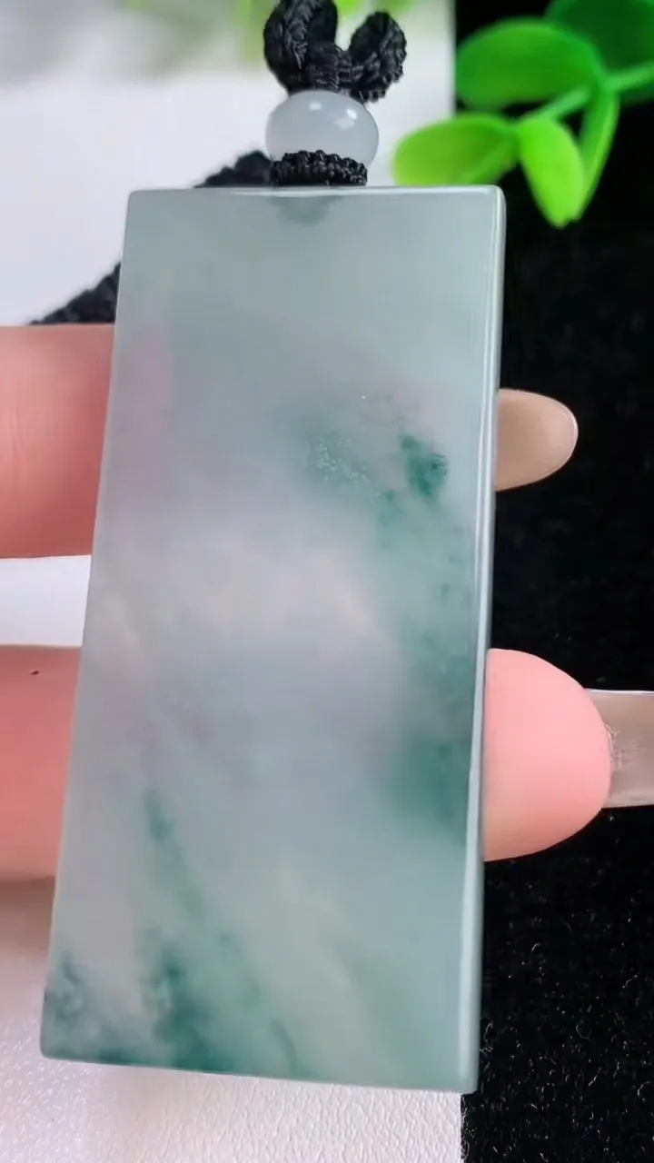 天然A货翡翠飘花无事牌吊坠，尺寸56.6-26.2-3.9，重量:23.41g
11月21日