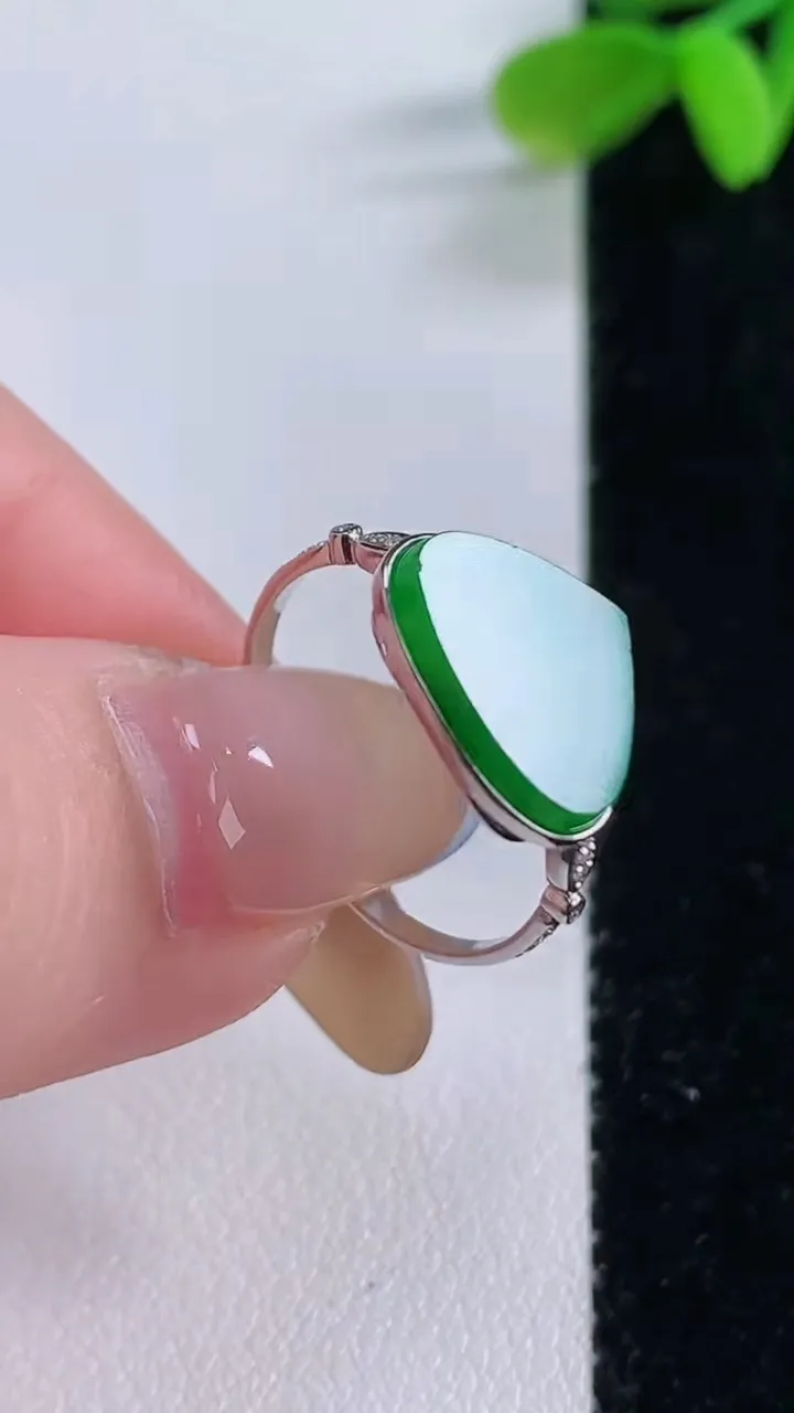 天然A货翡翠水滴戒指，尺寸17.8-10.3-13-2.7，重量:2.07g2025年11月21日
工厂直销收藏佳品,种好水足，色泽均匀，有种有色，上手高大气！