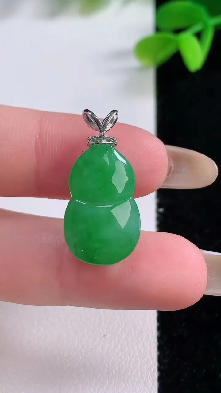 天然A货翡翠葫芦吊坠，尺寸20.3-12.3-8.6，重量:3.80g
11月21日