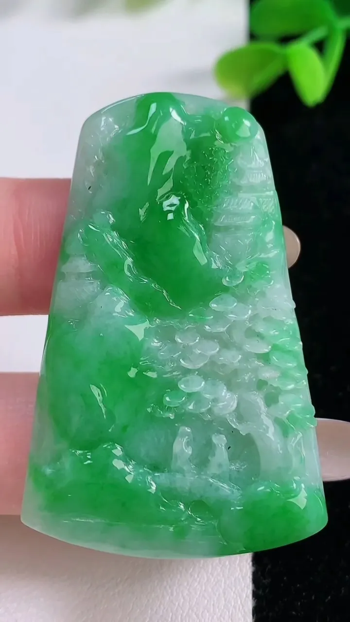 天然A货翡翠山水牌吊坠，尺寸49.6-31.8-5.6，重量:17.79g
11月21日