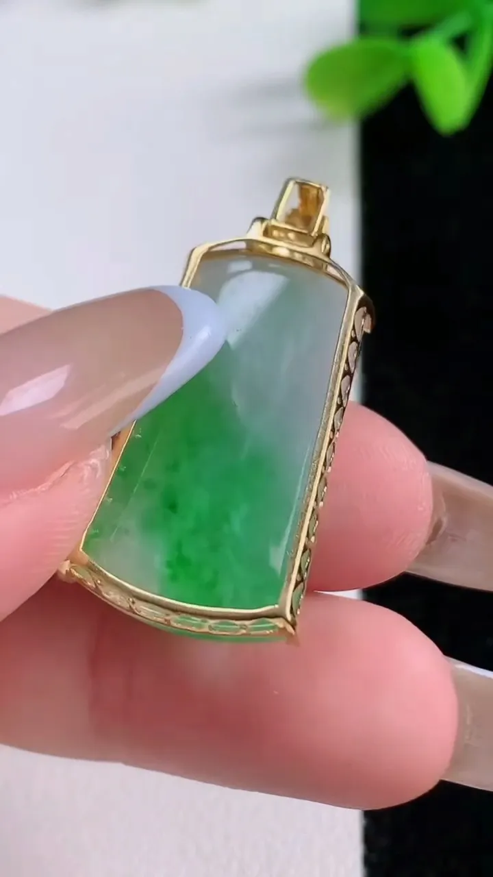 天然A货翡翠无事牌吊坠，尺寸26-14.3-5.2，重量:4.49g
11月21日