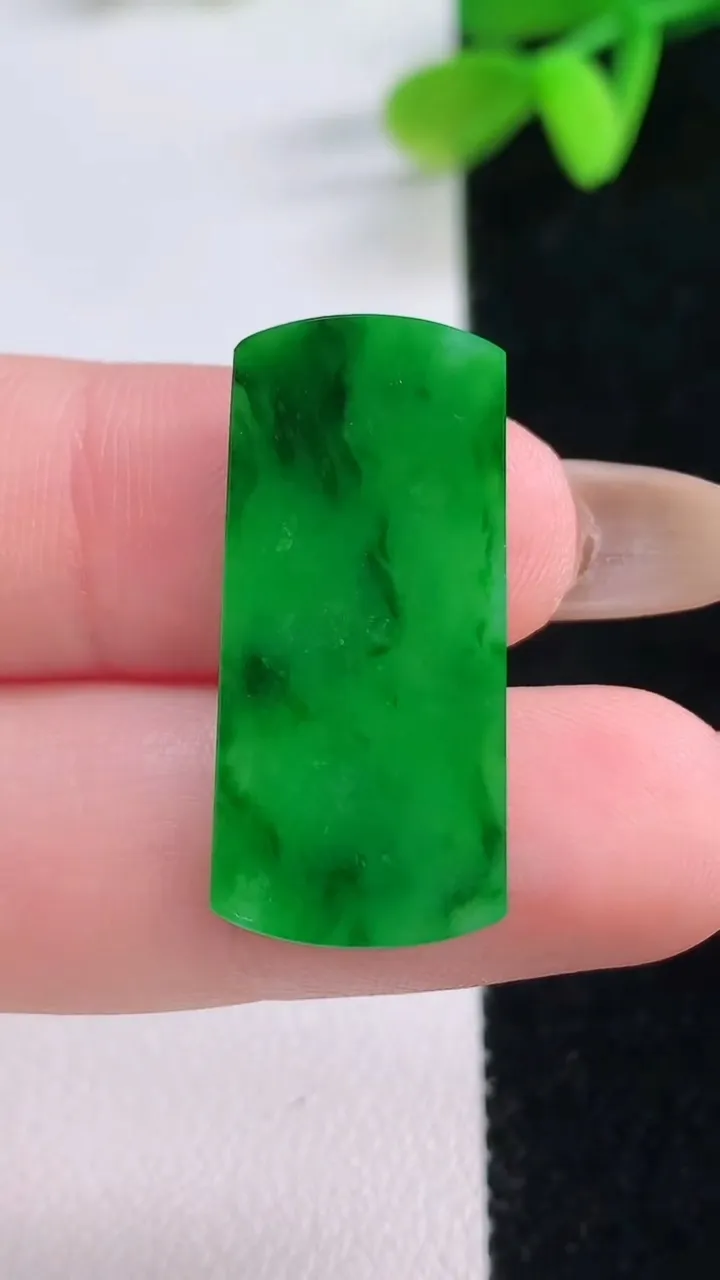 天然A货翡翠无事牌镶嵌件，尺寸20-13-1.8，重量:1.97g
11月21日