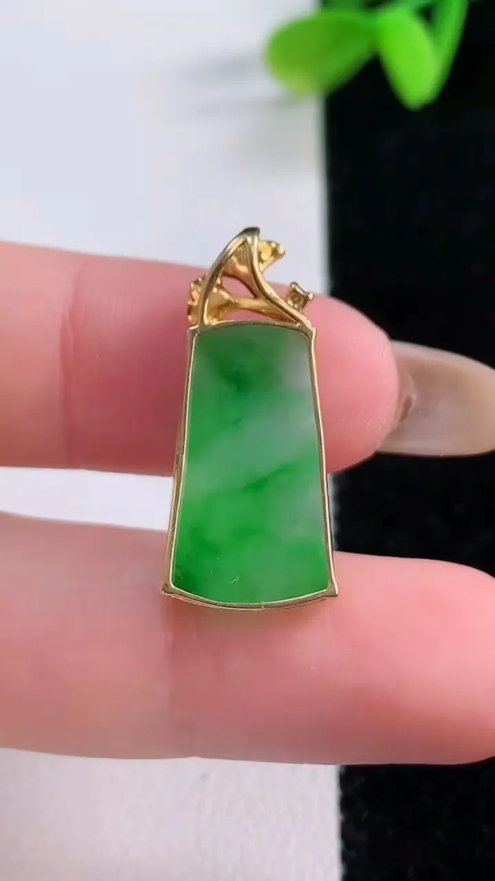 天然A货翡翠无事牌吊坠，尺寸18.7-11.7-4，重量:1.83g
11月21日