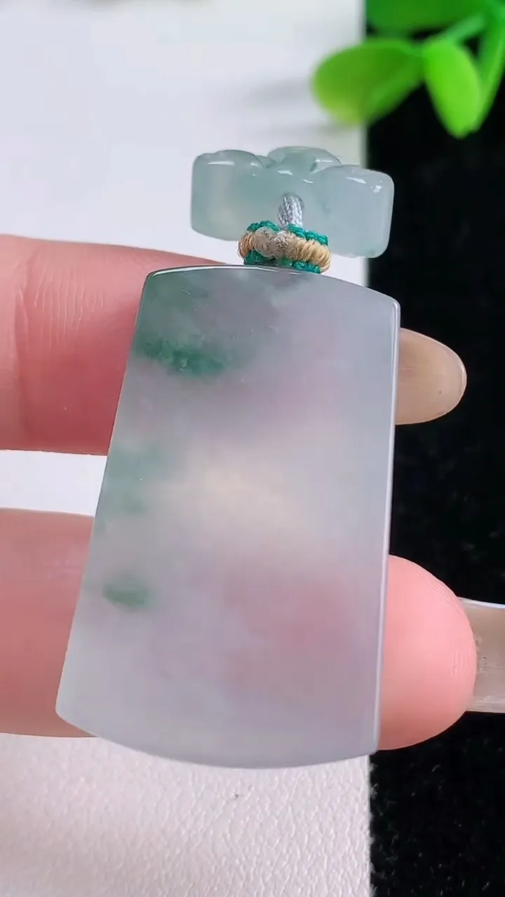 天然A货翡翠冰种飘花无事牌吊坠，尺寸33.2-20.3-4.5，重量:10.42g
11月21日
