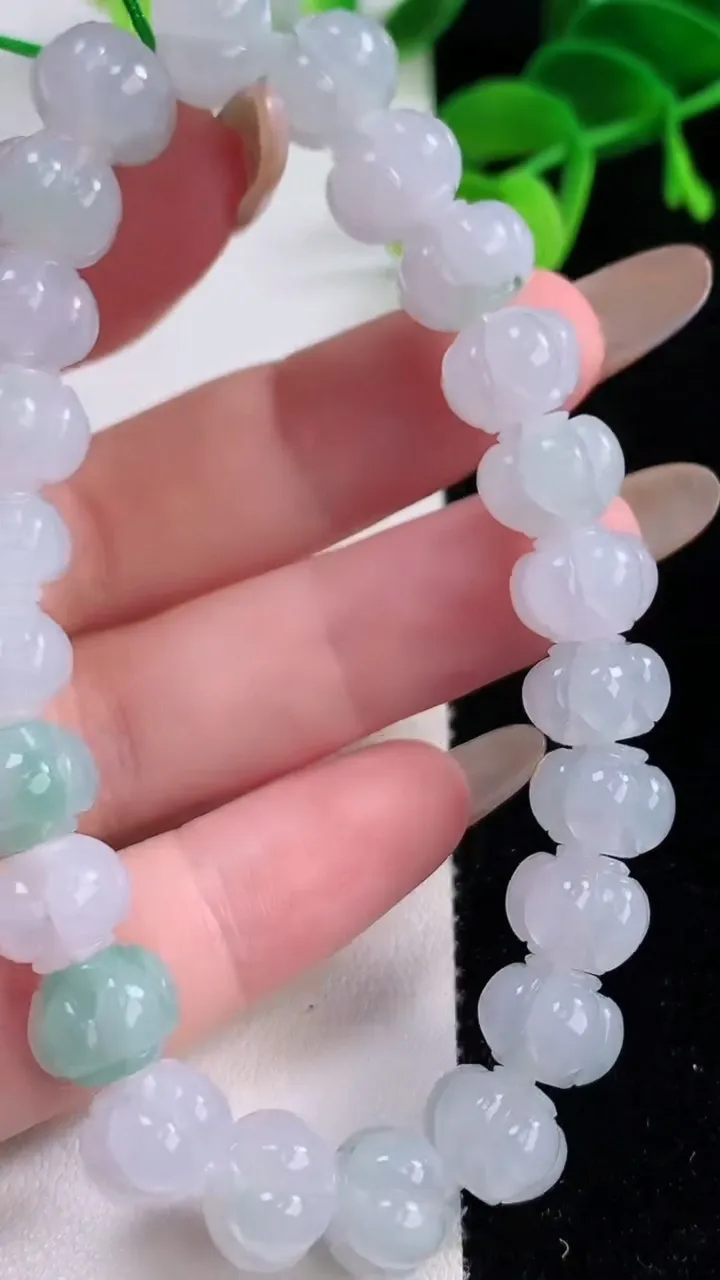 天然A货翡翠莲花手串，尺寸9.6-7.5-24颗，重量:28.73g11月21日
工厂直销收藏佳品,种好水足，色泽均匀，有种有色，上手高大气！