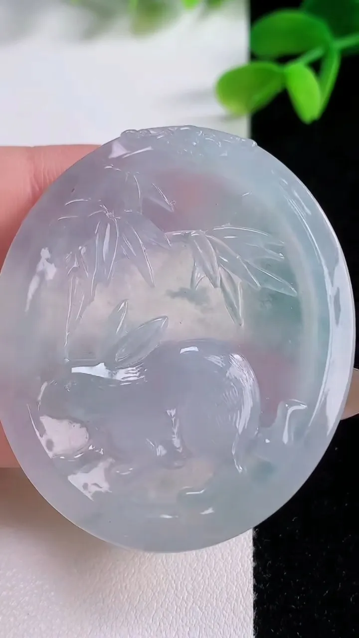 天然A货翡翠冰种飘花生肖兔吊坠，尺寸48.8-41.5-5.4，重量:20.58g
11月21日