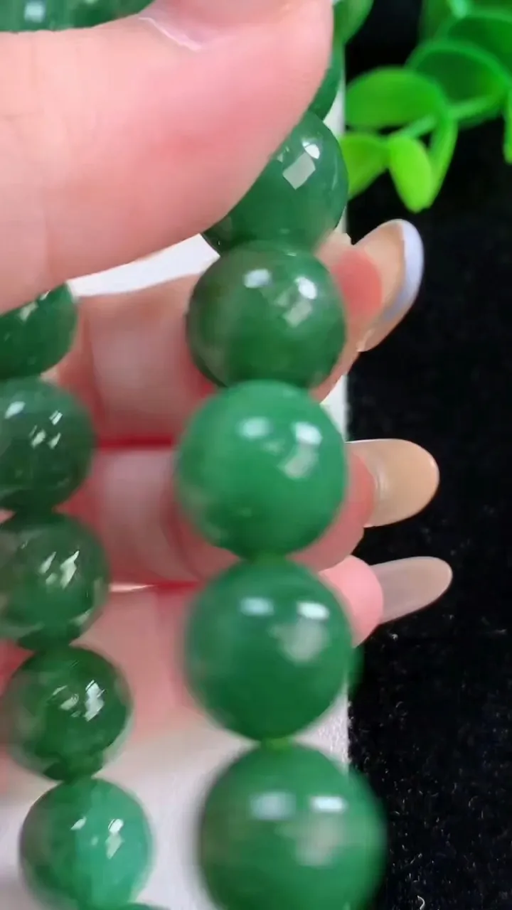 天然A货翡翠圆珠手串，尺寸12.7-17颗，重量:57.49g11月21日
工厂直销收藏佳品,种好水足，色泽均匀，有种有色，上手高大气！