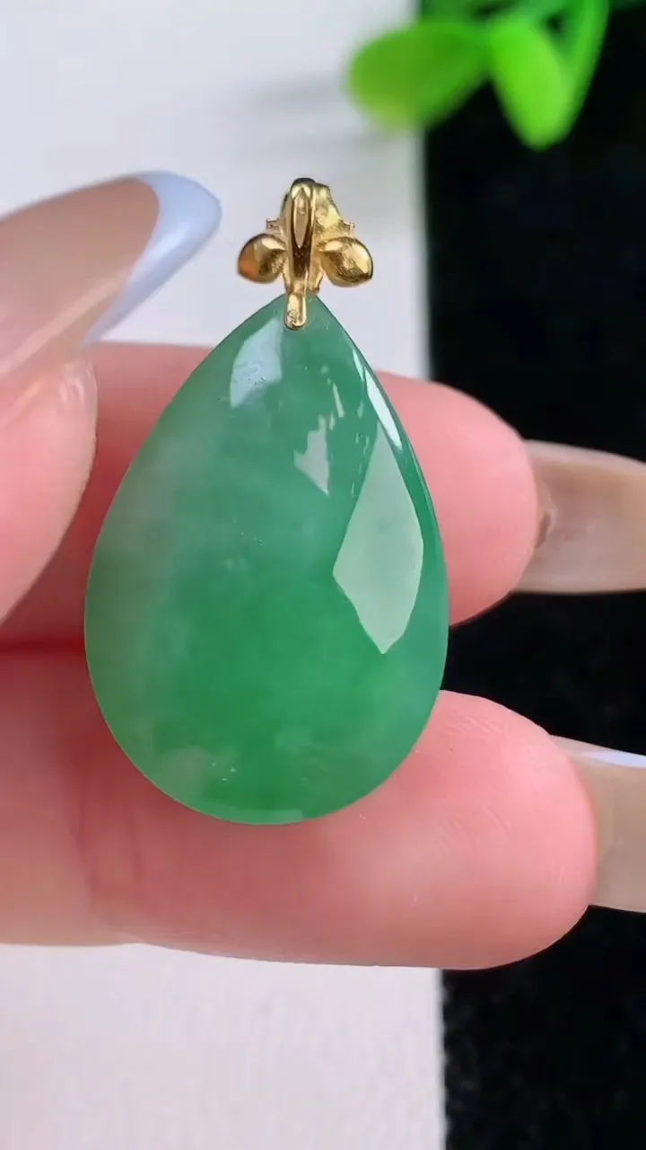 天然A货翡翠水滴吊坠，尺寸23-10-10.2，重量:6.35g
11月21日