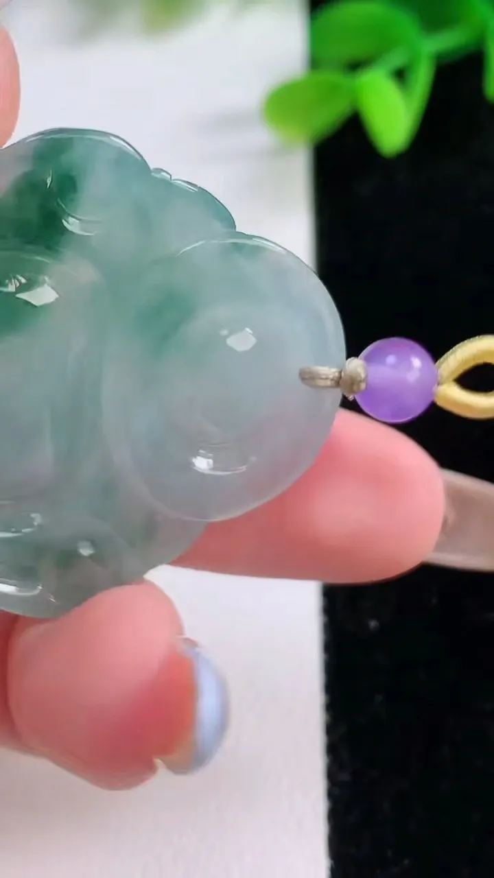 天然A货翡翠飘花佛公吊坠，尺寸32.8-35.6-7，重量:12.49g
11月21日