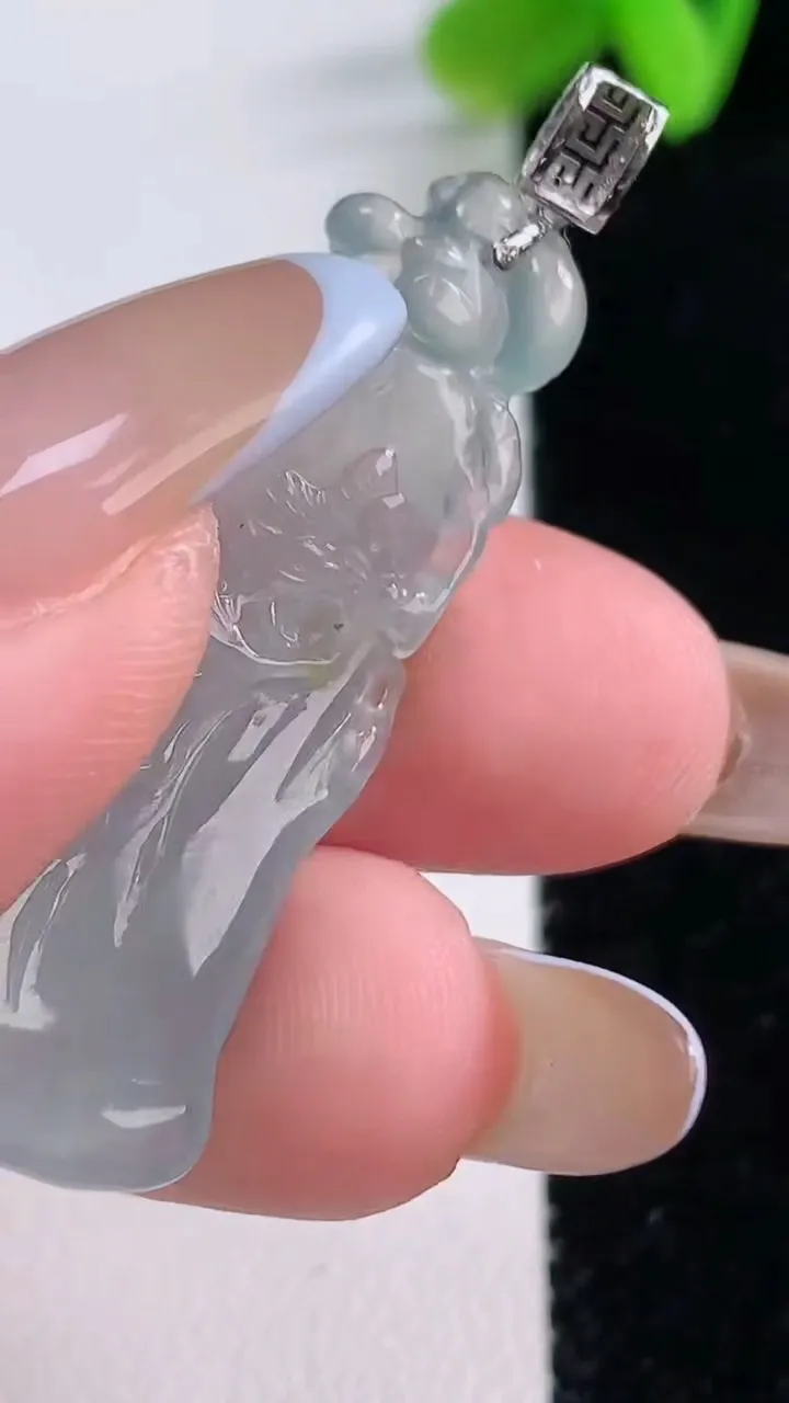 天然A货翡翠节节高升 竹节吊坠，尺寸39-11.8-6.2，重量:6.00g
11月21日