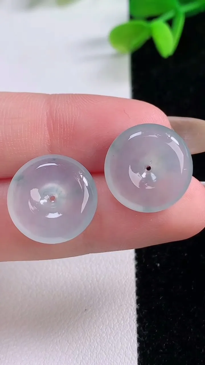 天然A货翡翠冰种飘花平安扣吊坠一对，尺寸15.5-4.8，重量:5.31g
11月21日