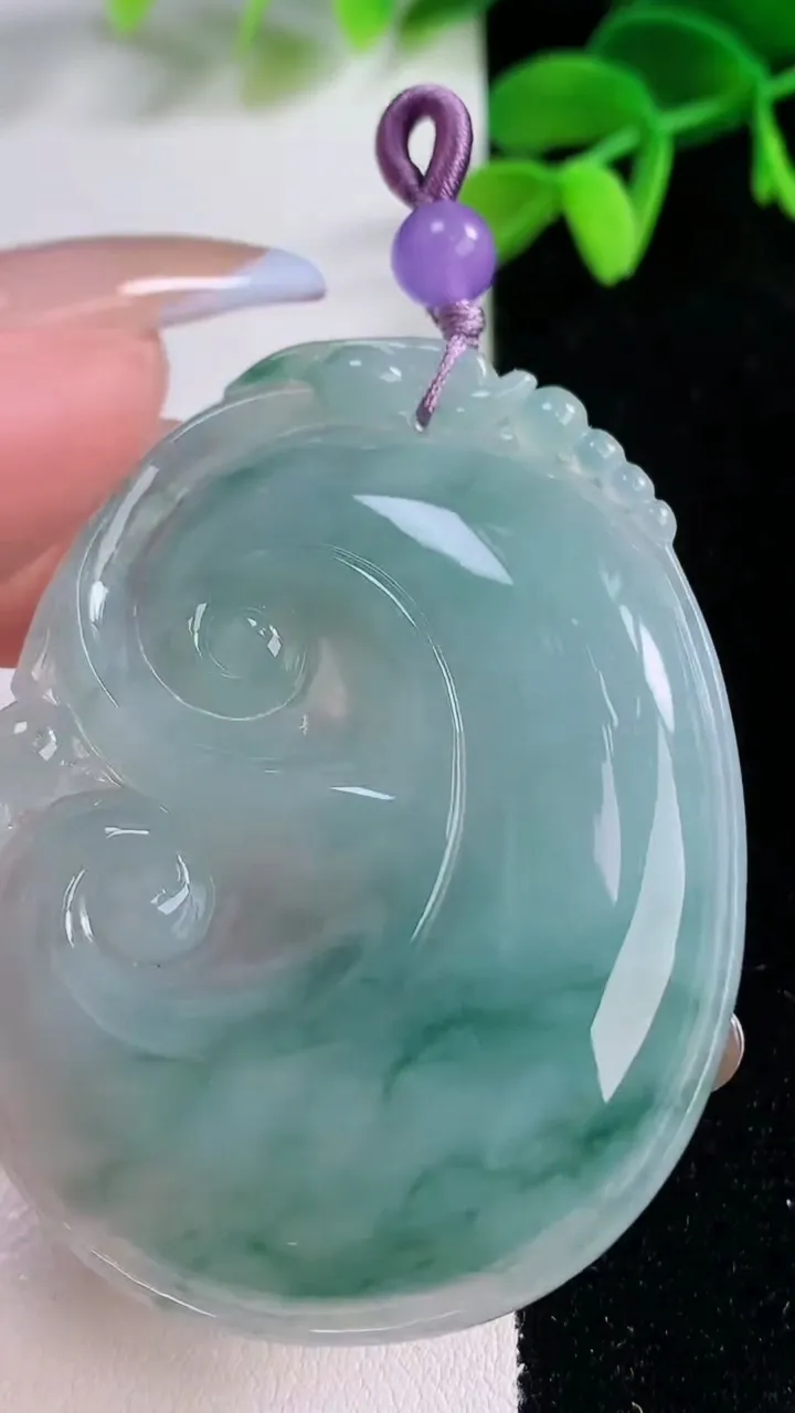 天然A货翡翠飘花如意吊坠，尺寸55.7-45.7-5.8，重量:25.55g
11月21日