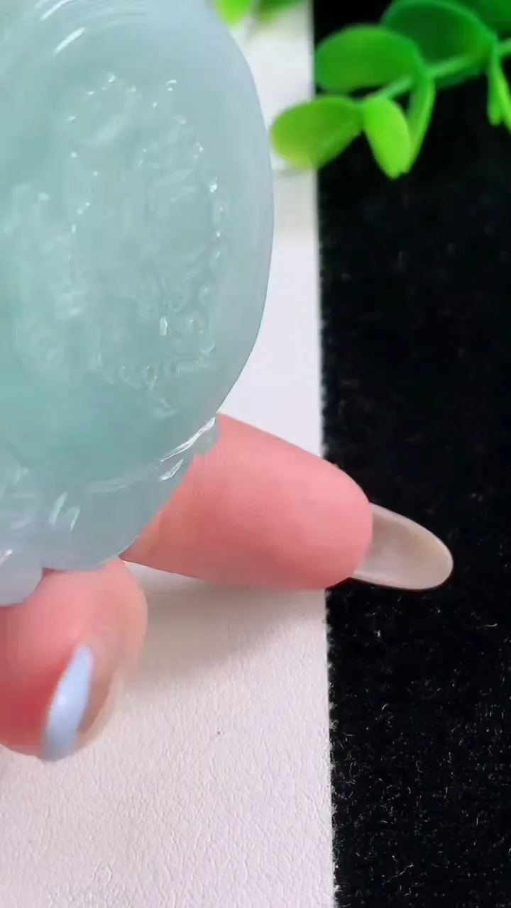 天然A货翡翠财神爷吊坠，尺寸51.4-48-11，重量:52.99g
11月21日