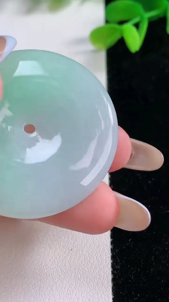 天然A货翡翠平安扣吊坠，尺寸42-6，重量:23.24g
11月21日