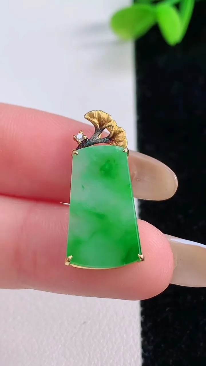 天然A货翡翠无事牌吊坠，尺寸18.7-11.7-4，重量:1.83g
11月21日