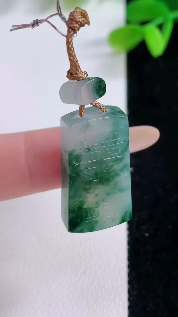 天然A货翡翠冰种飘花仿古无事牌吊坠，尺寸256-13.7-6，重量:6.99g
11月21日