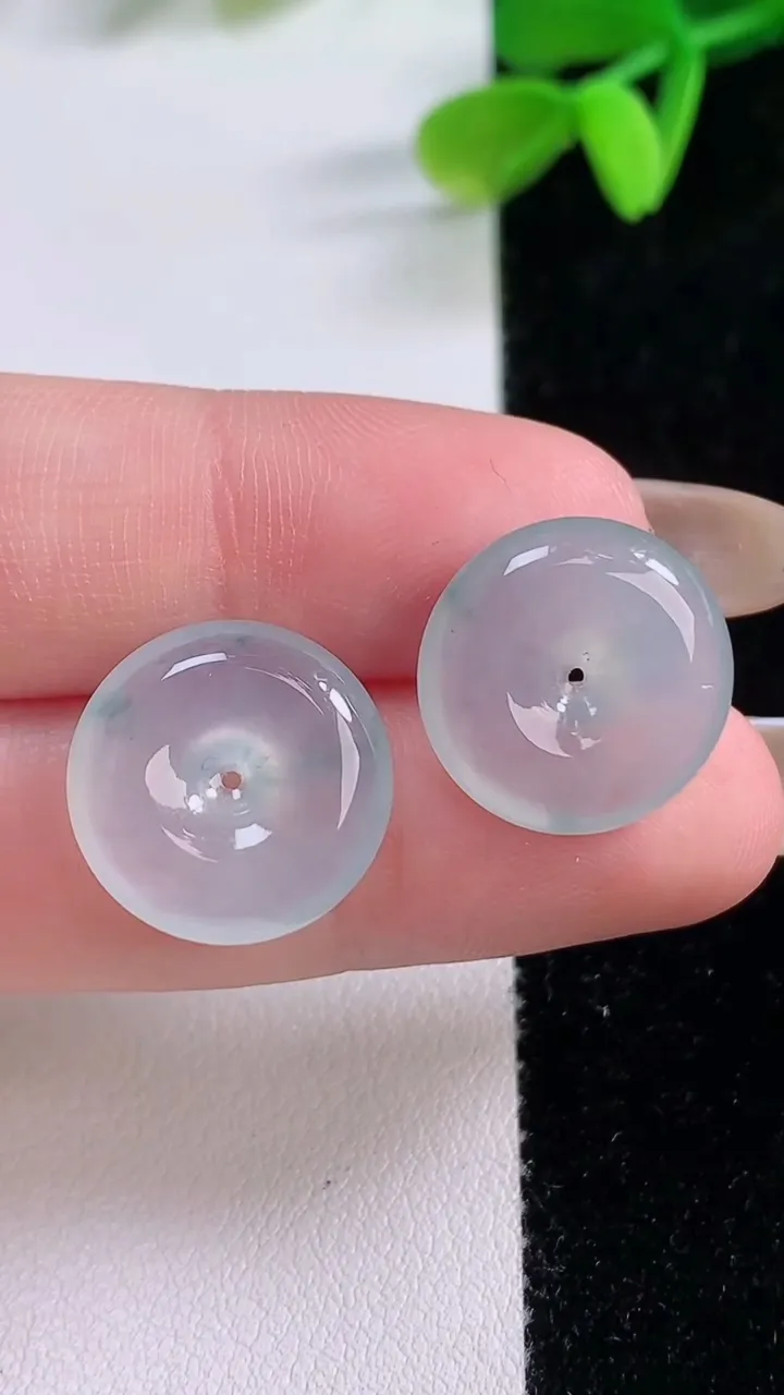 天然A货翡翠冰种飘花平安扣吊坠一对，尺寸15.5-4.8，重量:5.31g
11月21日