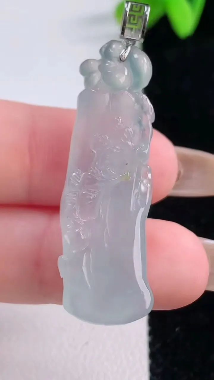 天然A货翡翠节节高升 竹节吊坠，尺寸39-11.8-6.2，重量:6.00g
11月21日