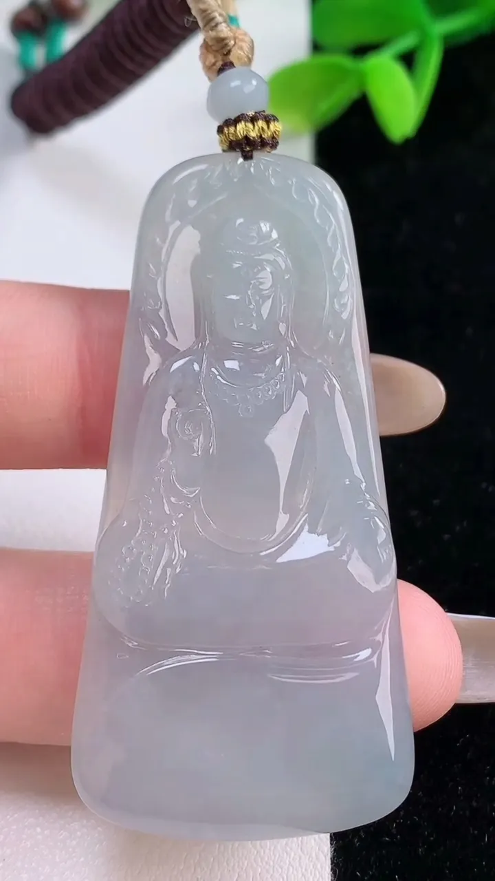 天然A货翡翠观音菩萨吊坠，尺寸55.2-26.8-5，重量:18.33g
11月21日
